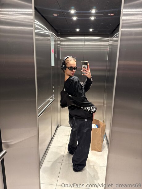 Violet Dreams69 strip onlyfans