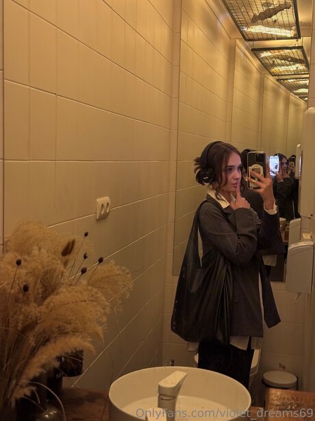 Violet Dreams69 only fans pictures