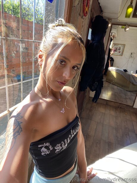 Emilydreamsss onlyfans leaks naked