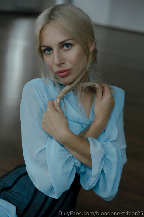 Blondenextdoor25 onlyfans explicit content