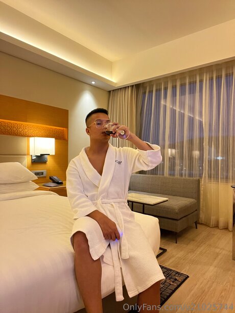 U21025744 only fans nude leaks