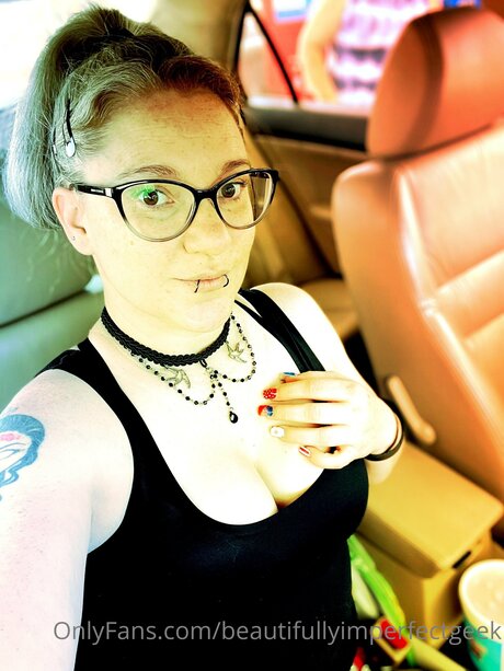 Beautifullyimperfectgeek onlyfans naked