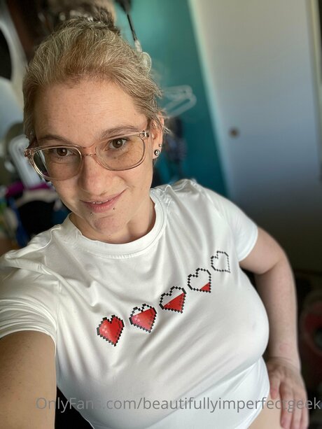 Beautifullyimperfectgeek onlyfans nude leak