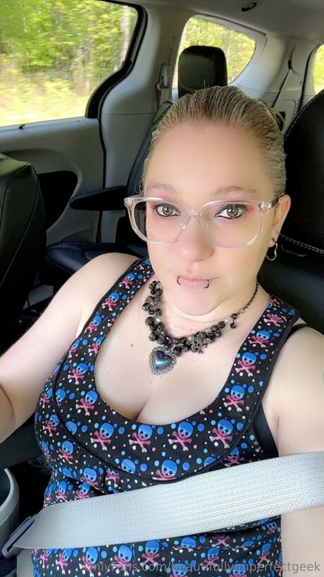 Beautifullyimperfectgeek porn onlyfans leaks