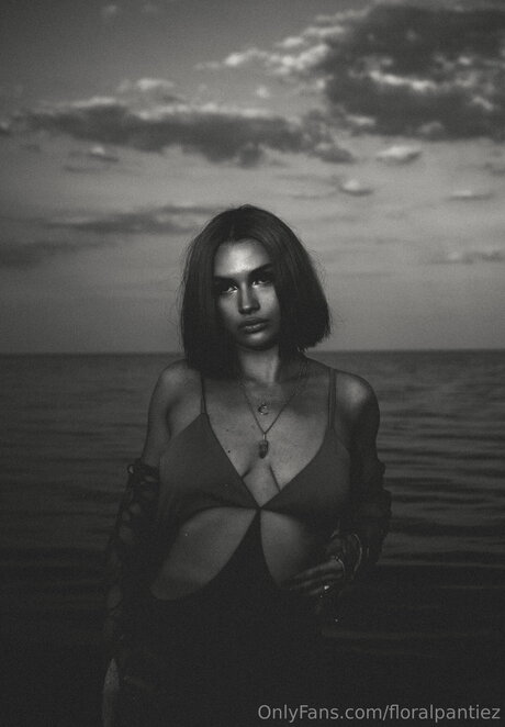 Floralpantiez onlyfans leaked photos