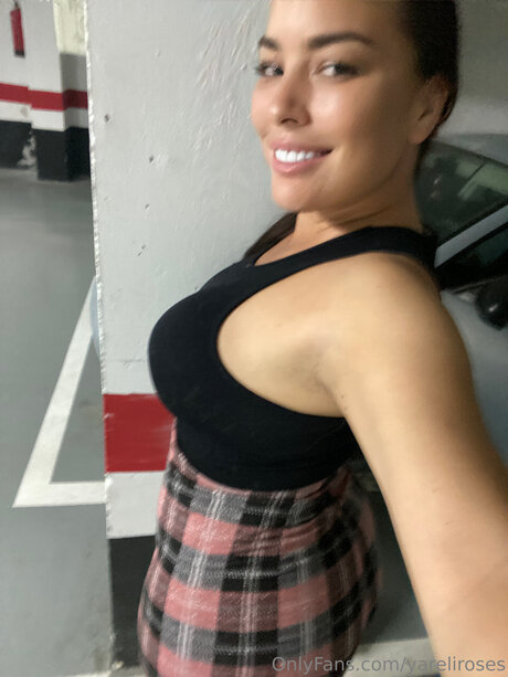 Yareliroses nude on onlyfans