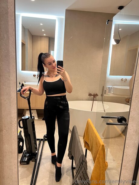 Emilyvibes onlyfans picture