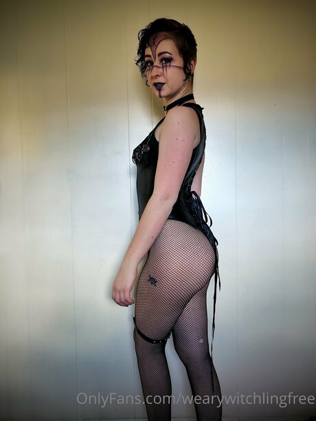 Wearywitchlingfree onlyfans model