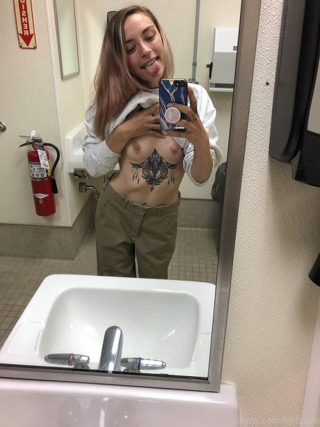 Lil Hipppie onlyfans strip tease