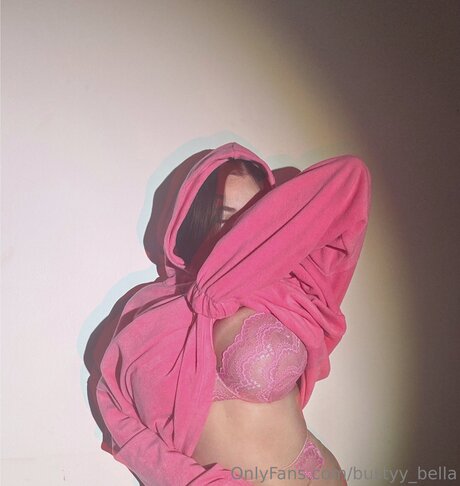 Bustyy Bella onlyfans leaks.