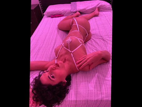 Alexa Kent nude only fans leaks