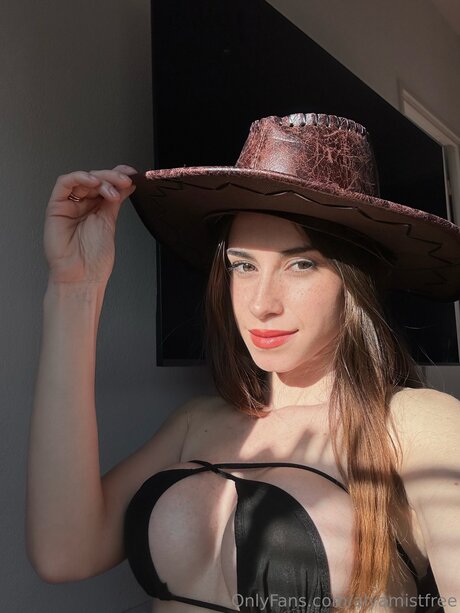 Alyamistfree onlyfans model images