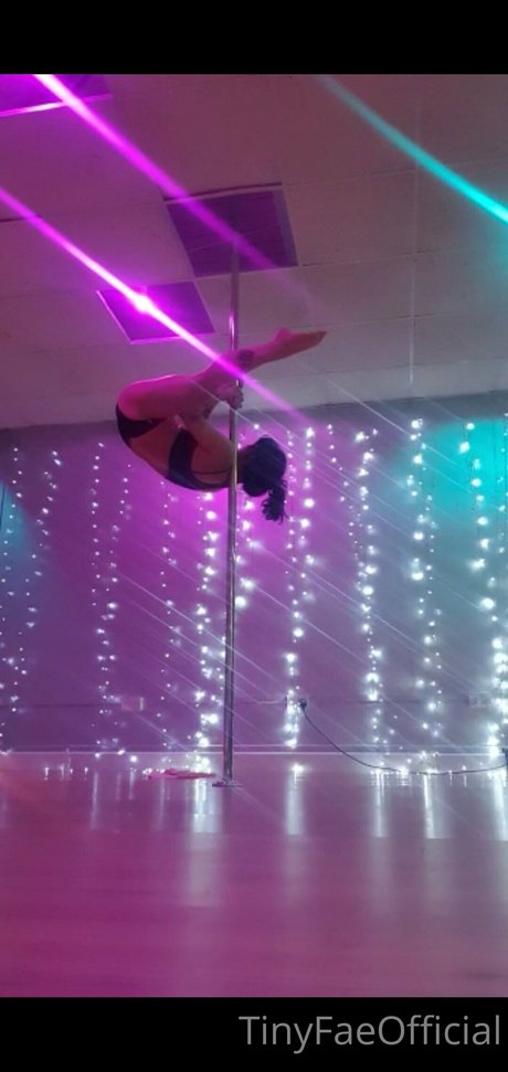 Tiny Fae onlyfans leak ass