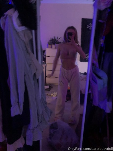 Roxane_ onlyfans posts