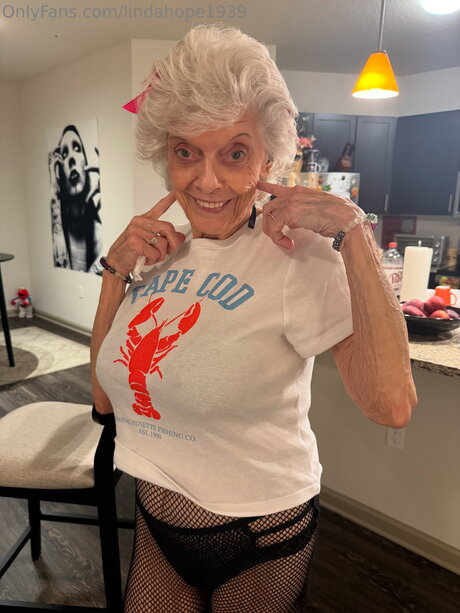 Lindahope1939 onlyfans striptease