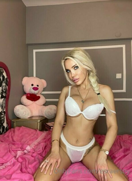 Esra Ersoy onlyfans images