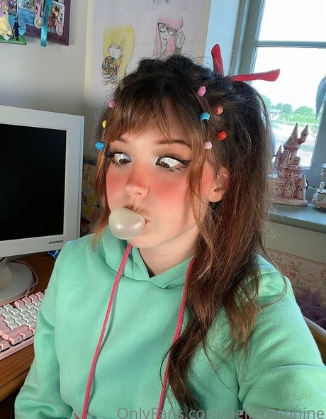 social media influencer onlyfans nudes view