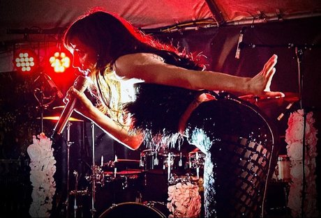 Lauren Mayberry leak only fans