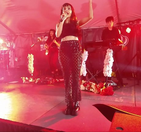 Lauren Mayberry Profile pic