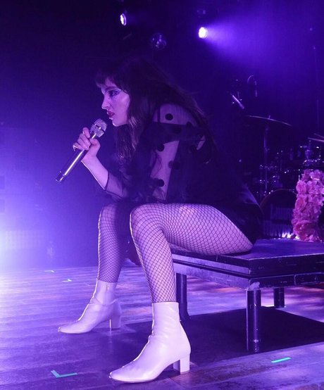 Lauren Mayberry onlyfans fotos