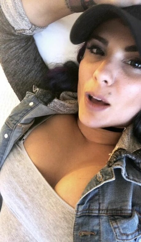 TheZombiUnicorn onlyfans model images