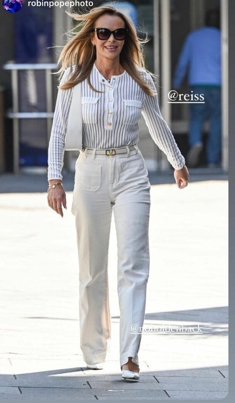 pussy spreading onlyfans nudes illustration