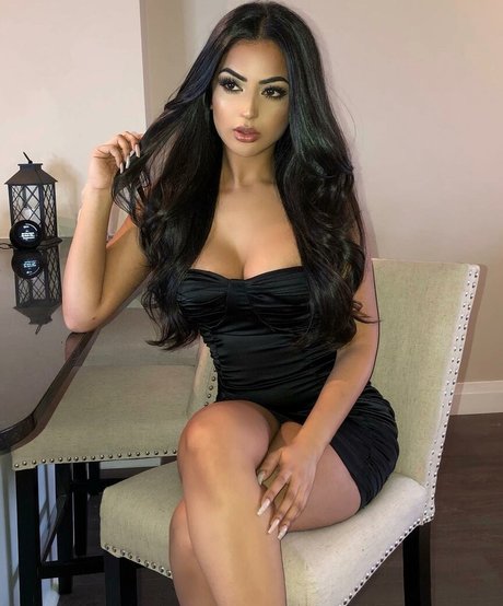 Aneeqa Farid nude on onlyfans