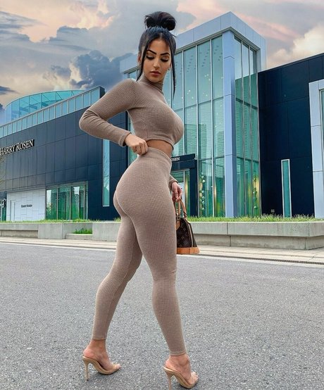 Aneeqa Farid onlyfans naked leaked