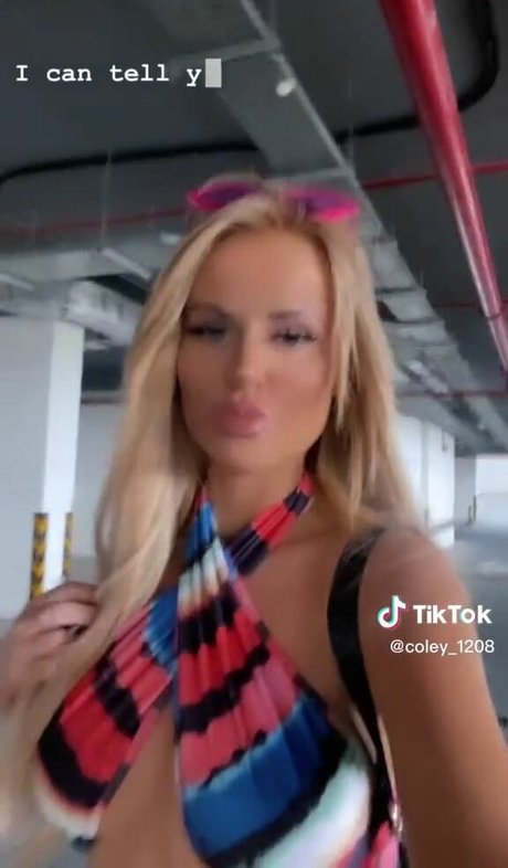 Nicole Farrell onlyfans ass