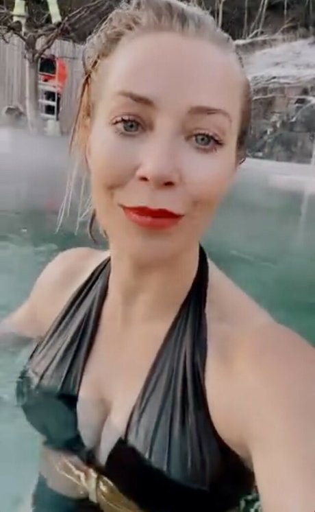 Laura Hamilton onlyfans striptease