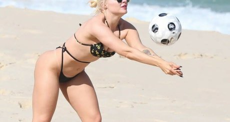 Luisa Sonza topless onlyfans