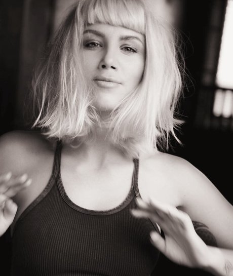 Yana Gold onlyfans photos