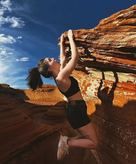 Sammi Hanratty desnuda onlyfans