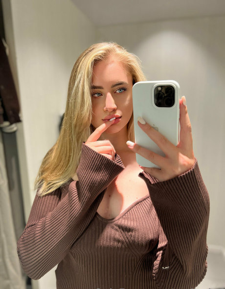 emily lyy onlyfans leaked porn