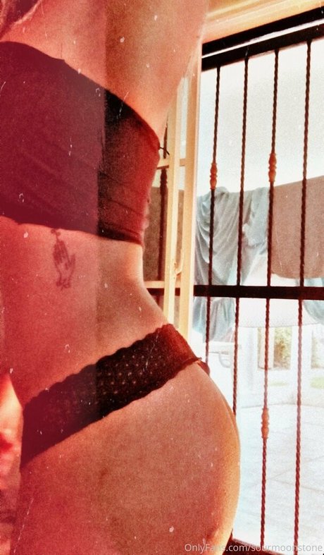 sourmoonstone naked on onlyfans