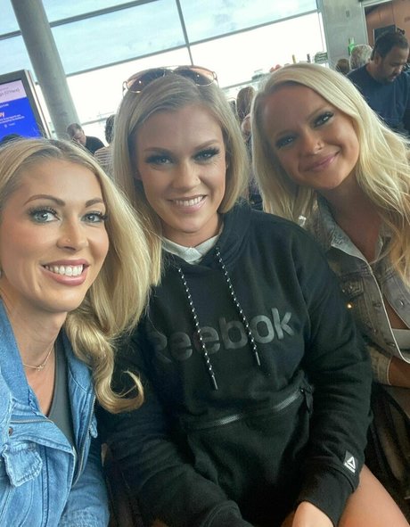 thehotwifetour onlyfans star