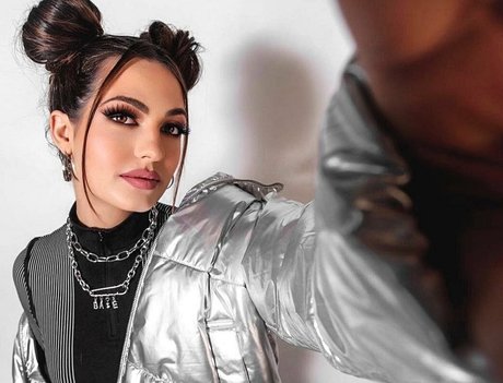 brunette petite onlyfans free nude capture