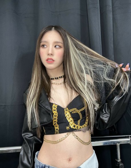 WomenK pop Profile pic