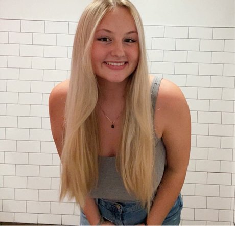 Anya Truax onlyfans model