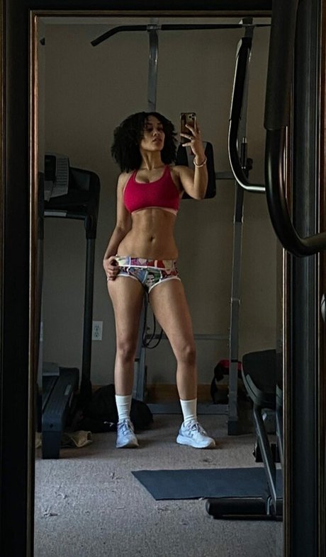 Aaliyeezy Profile pic