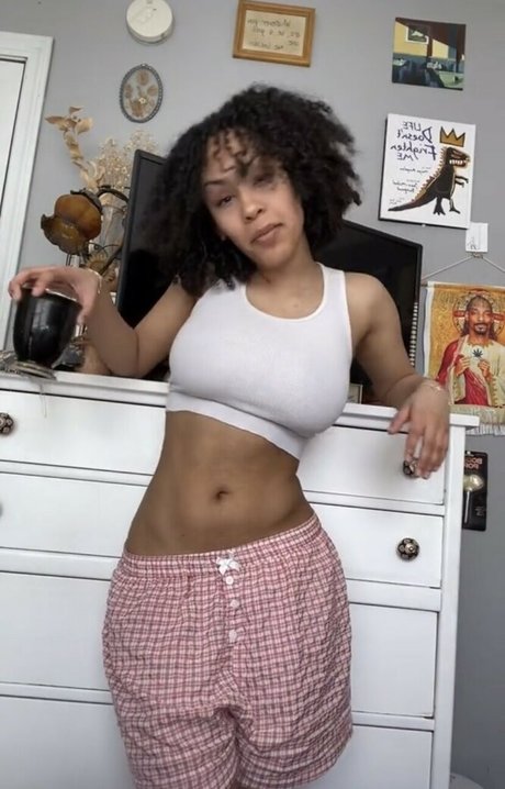 Aaliyeezy nude leak onlyfans