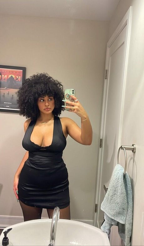 Raina Morris onlyfans leak ass