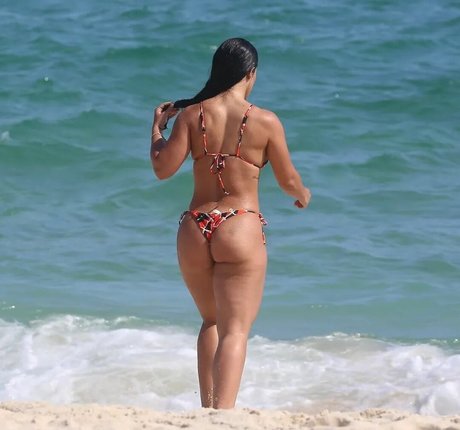 Larissa Tomasia onlyfans leak new