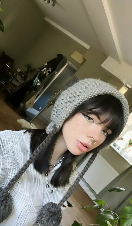 Zee Hell onlyfans striptease