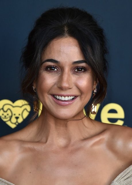 Emmanuelle Chriqui onlyfans model photo