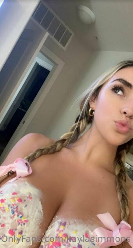Kayla Simmons onlyfans pics