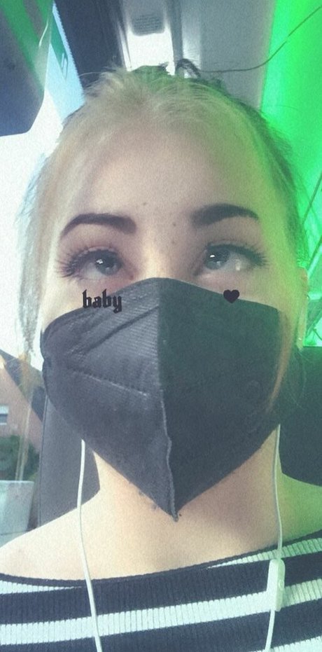 Emily Erdbeer feet onlyfans