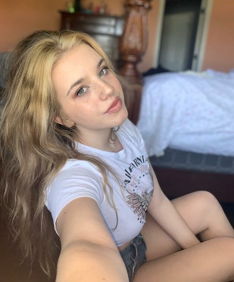 Haley Z onlyfans striptease