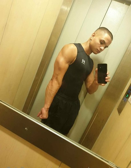 youngmusclegrowingboy xxx only fans