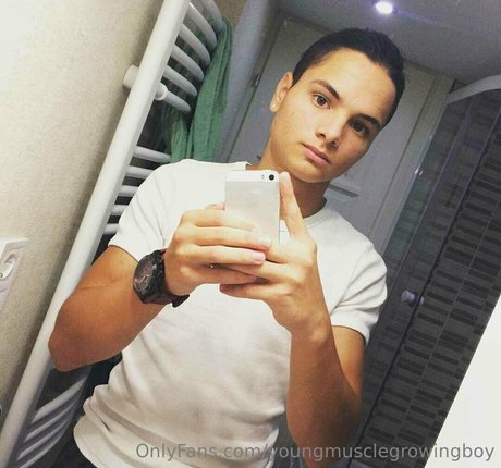 youngmusclegrowingboy onlyfans model photos